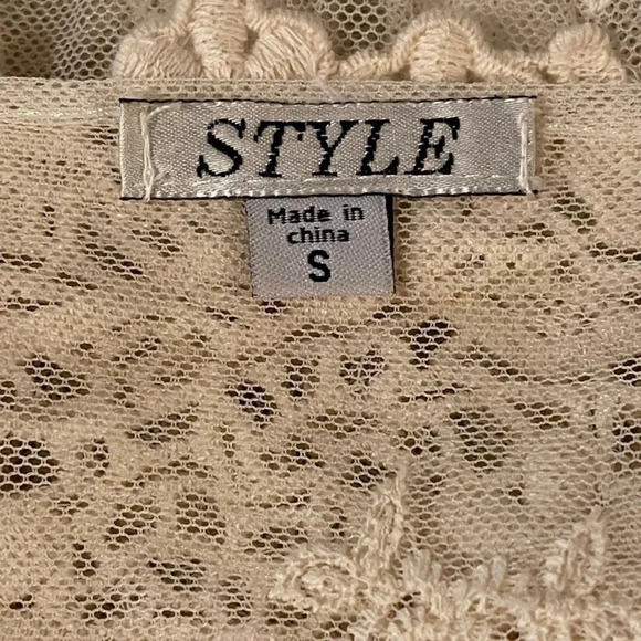 GORGEOUS crochet/lace tunic with bell sleeves. - Picture 8 of 11